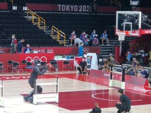 Чудо технике, робот Кју убацује тројке