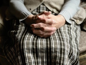 Ко има право на туђу негу и помоћ и зашто половина захтева буде одбијена