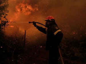 Пожари у Грчкој – на Евији као у хорор филму, ватром захваћене и куће, у гашењу помажу 22 земље