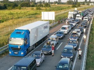 Стварају се гужве на Хоргошу пред викенд, на излаз из земље чека се око два сата 