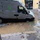 Kомби пропао кроз асфалт у Улици краља Петра у Београду