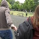 Како надмудрити  џепарошe -  држите торбице и ранчеве испред себе 