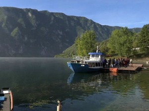 Перућачко језеро- толико је чисто и лепо да га и медведи  препливавају