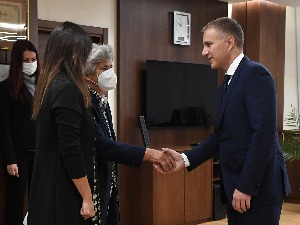 Стефановић са породицама страдалих хероја: Србија мора да памти мајора Тепића и војника Мирковића