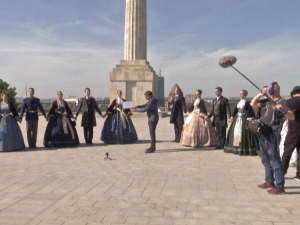 Нек се вије српско коло...