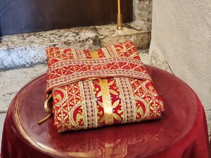 Одежда краља Милутина трајно изложена у Грачаници