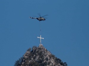 Припадници Војске Србије поставили Часни крст на врху Титеровац  изнад Милешеве