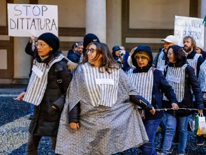 Италијански противници ковид пропусница обучени као логораши из Аушвица, негодовала јеврејска заједница