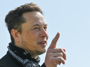 Илон Маск се консултује са својим пратиоцима на Твитеру око продајe акција "Тесле"