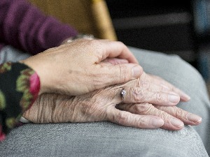 Праве се да помажу старима, па их преваре – како оборити уговор о доживотном издржавању
