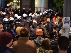 Због мурала Ратку Младићу у центру Београда протест и кордон полиције