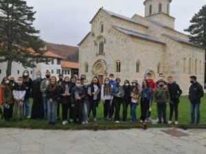 Деца косовских Албанаца у манастиру Високи Дечани