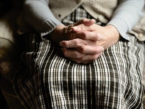 Жене вишеструко дискриминисане - старије не могу ни да добију кредит, ни да уплате путно осигурање