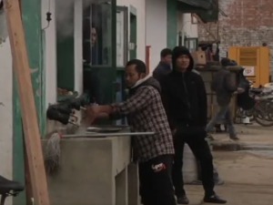 Почео премештај радника Линглонга, боравили у просторијама са плинским боцама и нафтним бурадима