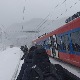 Стигао аутобус по путнике из заглављеног воза, кренули за Београд