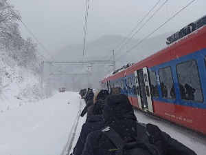 Стигао аутобус по путнике из заглављеног воза, кренули за Београд