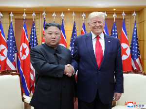 Трамп тврди да је Киму дао прави поклон – касету са песмом „Рокетмен“