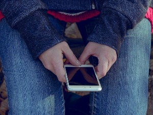 Зашто не реагујемо на насиље на интернету – где као друштво грешимо