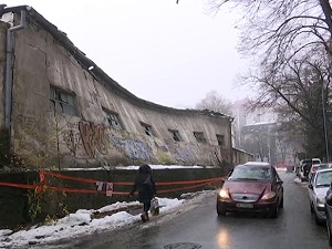 Део некадашње фабрике у Земуну опасно накривљен - као да ће се сваког трена обрушити