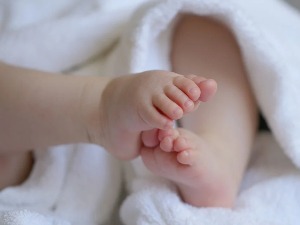 Влада усвојила измене закона – од 1. јануара 300.000 динара за прво дете, помоћ и при куповини стана