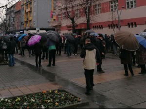 Протест испред зграде Основног суда у Шапцу
