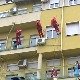 Како се Деда Мраз конопцима спустио до прозора клинике у Тиршовој