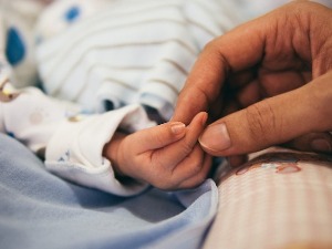 Скупштина потврдила – од 1. јануара родитељски додатак за прво дете 300.000 динара