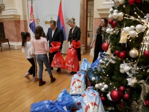 Дачић поделио пакетиће деци из хранитељских породица