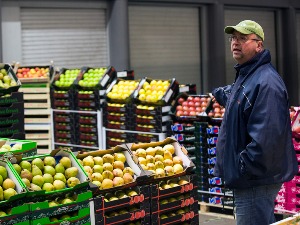 Француска забранила паковање воћа и поврћа у пластичну амбалажу