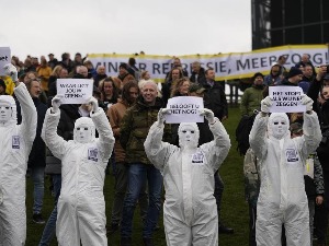 Хаос у Амстердаму, полиција у пуној опреми и са псима растерала демонстранте 