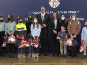 Вучић са српском децом из Хрватске: Ви сте наша породица, ово је ваш дом