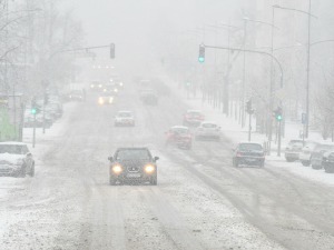 Опрез у вожњи због снега и поледице