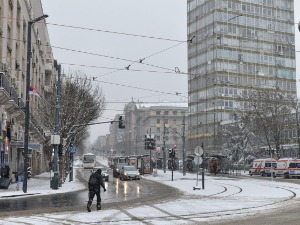 Лед није направио невоље само возачима, већ и пешацима – због повреда гужва на ВМА 