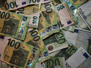 Више од 180.000 младих се до поднева пријавило за 100 евра