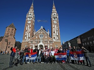 Песма и гемишт - навијачи Србије и Хрватске заједно пред рукометни дерби у Сегедину