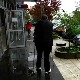 Паркинг као ординација – прегледи и даље испред зграде Дома здравља у Калуђерици јер лифт не ради