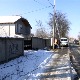 Незгода која се препричава – аутомобилом ударио у бандеру, прескочио ограду, па улетео у двориште