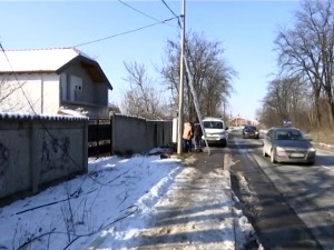 Незгода која се препричава – аутомобилом ударио у бандеру, прескочио ограду, па улетео у двориште