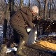 Због снега и леда дивљач не може до хране и воде, ловци прискачу у помоћ