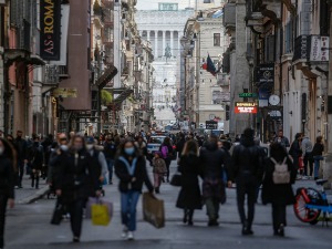 Док нас вакцина не растави – Италијане поделила супер зелена пропусница 