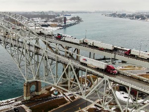 Канадски суд наредио деблокаду моста, камионџије и даље блокирају прелаз према САД