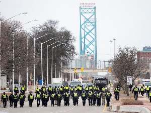 Полиција растерала демонстранте са моста између Канаде и САД, саобраћај није успостављен