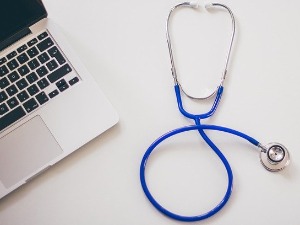 Онлајн доктор – интернет веза и рачунар пречица до прегледа без чекања