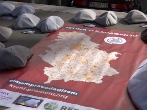 Представници "Крени-промени" испред РТС-а указали на проблем загађења ваздуха