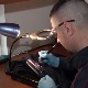 Све што може - Никола гравирањем преноси на чаше
