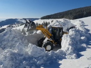 Сметови на Голији и до пет метара, тешка механизација на терену