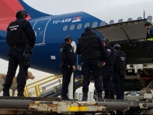 Шта када стигне дојава да се у авиону налази бомба
