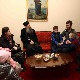 Патријарх Порфирије са породицом избеглом из Украјине: Молимо се да рат што пре стане
