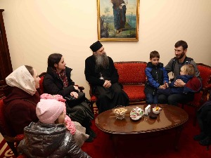 Патријарх Порфирије са породицом избеглом из Украјине: Молимо се да рат што пре стане
