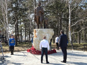 У Крушевцу откривен споменик потпуковнику Вељку Раденовићу, хероју битке за Ораховац